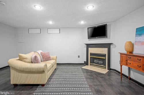 302 Hedgestone Ter, Leesburg VA  20176-4842 exterior