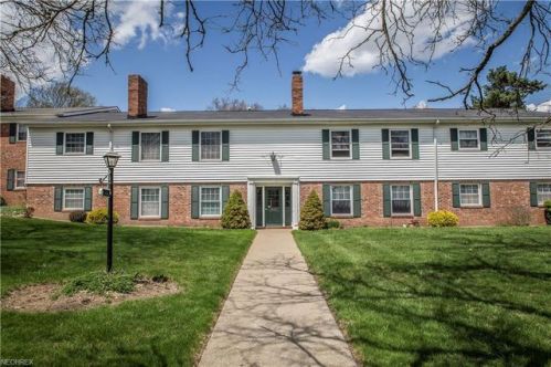 7035 Carriage Hill Dr, Cleveland, OH 44141-1268