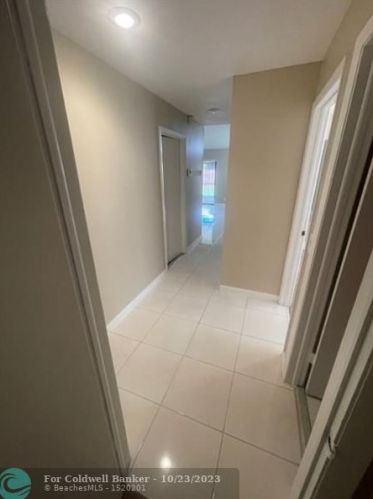 6245 175th Ter, Hialeah FL  33015-4438 exterior