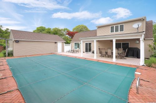 6 Hayuta Ct, Holtsville NY  11742-1206 exterior