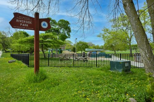 2565 Oakland Ave, Milwaukee WI 53211-3931 exterior