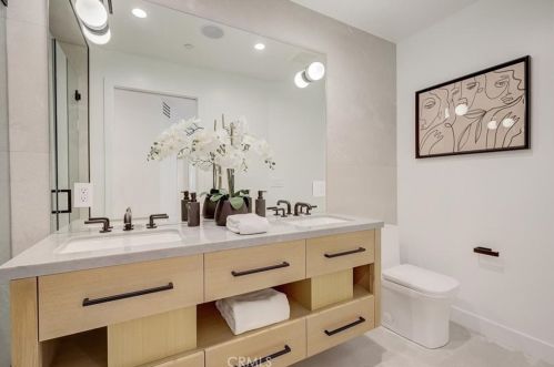 16627 Gilmore St, Van Nuys CA  91406-5610 exterior