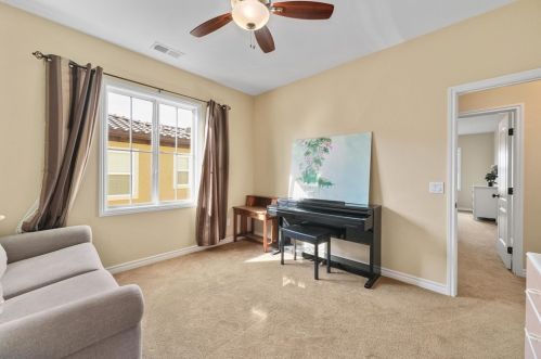 1050 Straightaway Ct, Oceanside CA  92057-1949 exterior