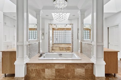 93 Glenmoor Dr, Englewood CO 80113-7117 exterior