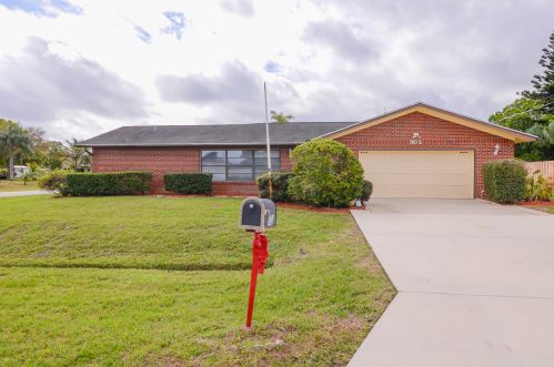 302 Violet Ave, Fort Pierce, FL 34983-1971