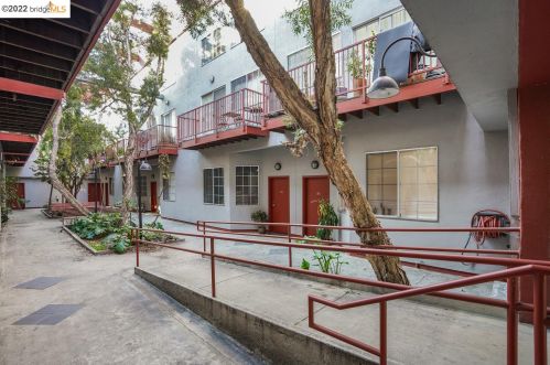 2828 Filbert St, Oakland, CA 94608-4577