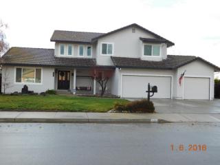 250 Kane Dr, Hollister, CA 95023-3111