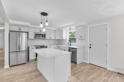 5 Baldwin Dr, Providence RI  02919-1512 exterior