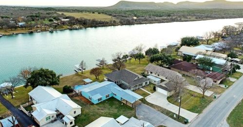 2932 River Oaks Dr, Lakeside Heights, TX 78639-5223