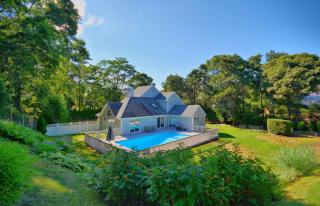 12 Knoll Rd, South Hampton, NY 11968-4228