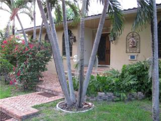 1049 Southlake Dr, Hollywood FL  33019-1503 exterior