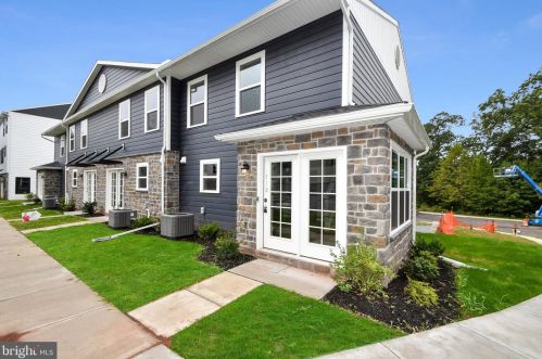 154 High Pointe Dr, Hummelstown, PA 17036