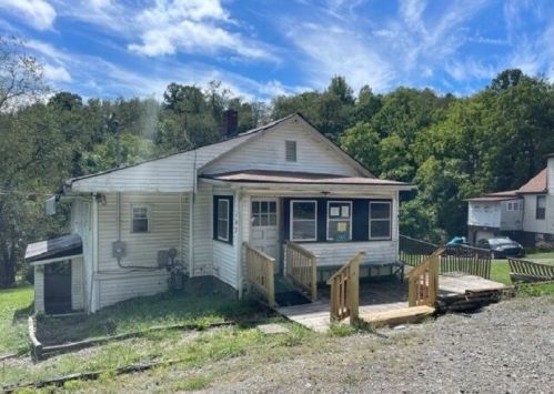 147 Community Park Rd, Vandergrift, PA 15690-2009