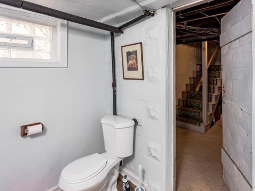 1127 Berkshire Ave, Pittsburgh PA  15226-2220 exterior