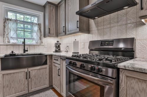 14 Pinewood Dr, Amherst NH  03031-3101 exterior