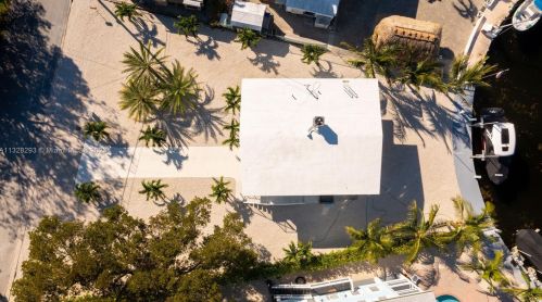 774 Canal St, Key Largo, FL 33037-2758