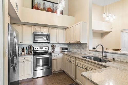 820 Villa Cir, Boynton Beach FL  33435-8917 exterior