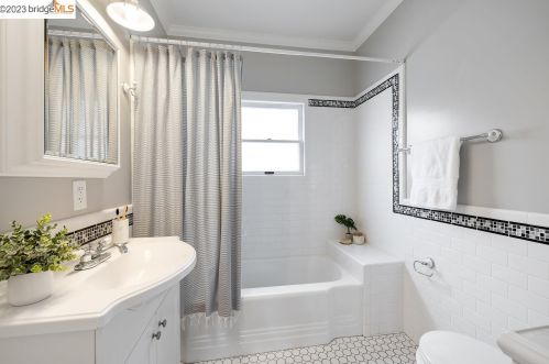 409 45th St, Oakland CA  94609-2124 exterior