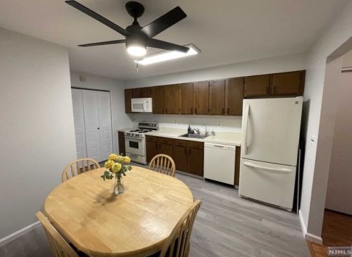 1042 Cricket Ln, Woodbridge, NJ 07095-1589