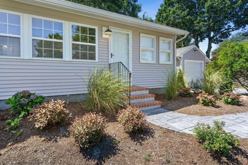 144 Conanicus Rd, South Kingstown, RI 02882-2438