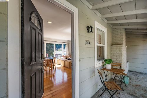 8437 Golf Links Rd, Oakland CA  94605-4118 exterior