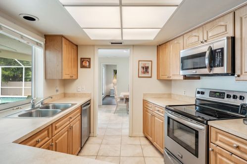 959 Winding Oaks Dr, Palm Harbor, FL 34683-6649