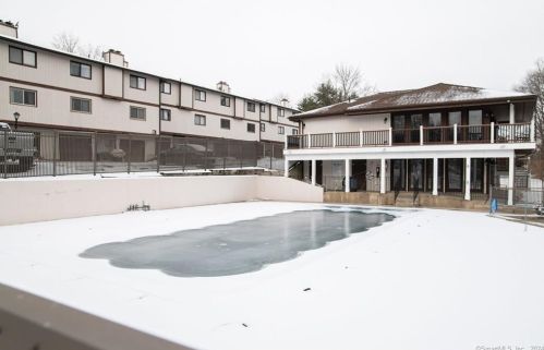 27 Crows Nest Ln, Danbury CT  06810-7056 exterior
