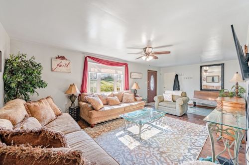 602 Maple St, Jeannette, PA 15644-2811
