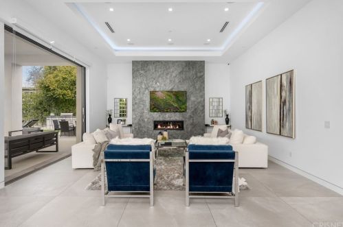 18067 Calvert St, Van Nuys CA 91316-1216 exterior