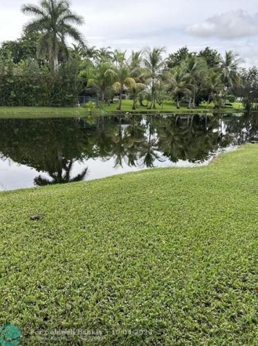 4000 137 Ave, Hollywood FL 33027-5921 exterior