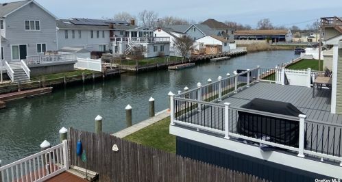 2562 Peconic Ave, Seaford, NY 11783-3436
