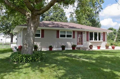 20 Lincoln Dr, Covington, IA 52324-9704
