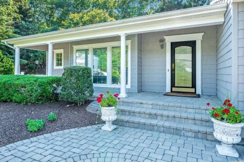 15 Frost Valley Rd, Mount Sinai NY  11766-1401 exterior