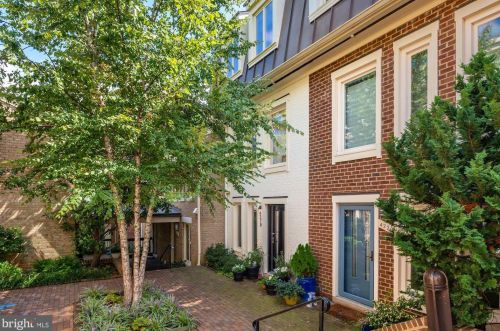 4218 Embassy Park Dr, Washington, DC 20016-3601