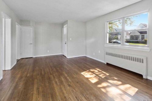 8115 268th St, Floral Park, NY 11004-1545