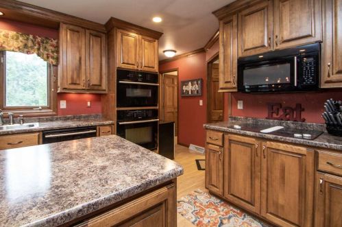2084 Wintergreen Ct, Green Bay WI  54304-1946 exterior