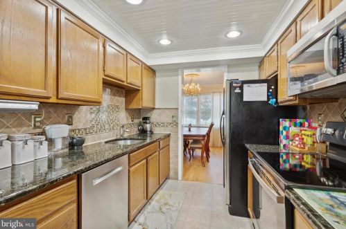 1186 Horseshoe Dr, Blue Bell PA  19422-1948 exterior