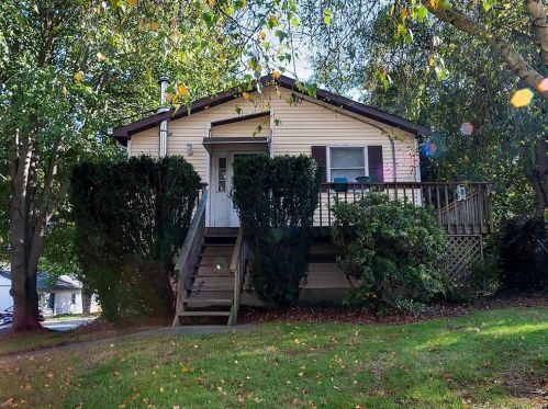 82 Phillips St, Waterford, CT 06385-1333