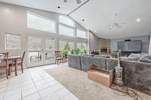 10 Chamber Plz, North Charleroi PA  15022-1601 exterior