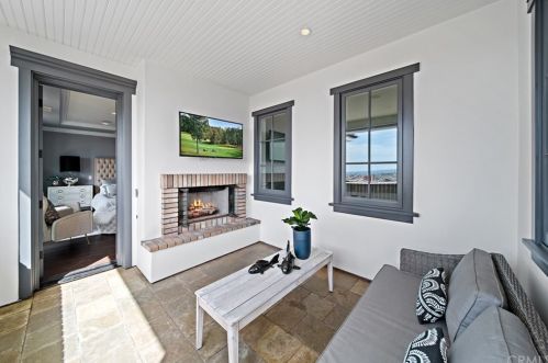 920 Kings Rd, Newport Beach CA  92663-5718 exterior