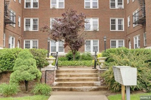 2 Altamont Ct, Morristown NJ  07960-5325 exterior