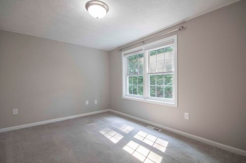 8 Cathedral Cir, Nashua NH 03063-2716 exterior