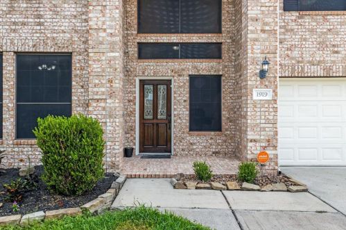 1919 Oak Shire Dr, Pearland, TX 77581-7289