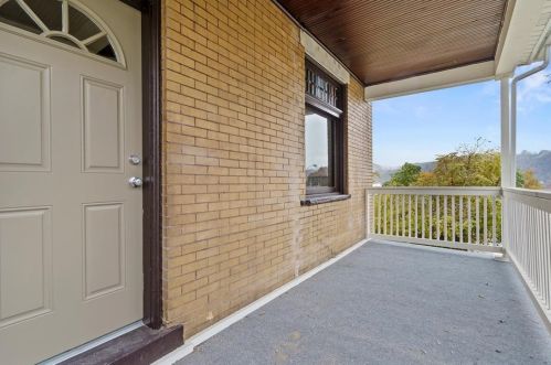 318 3rd St, Ambridge, PA 15003-2122