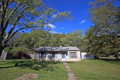 221 Hogg Memorial Dr, Whitman, MA 02382-1828