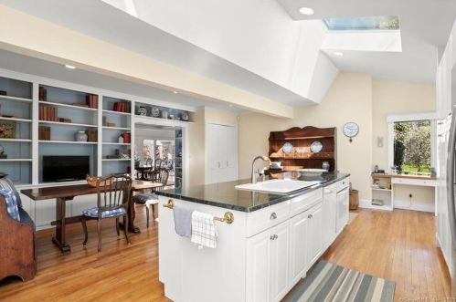 200 Mill Rd, New Canaan CT  06840-4310 exterior