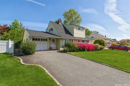 33 Choir Ln, Westbury, NY 11590-5723