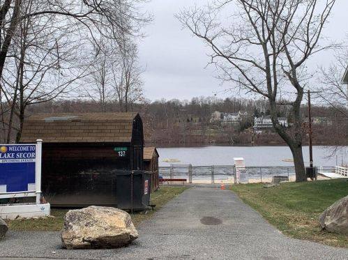 167 Lake Shore Dr, Mahopac, NY 10541-1325