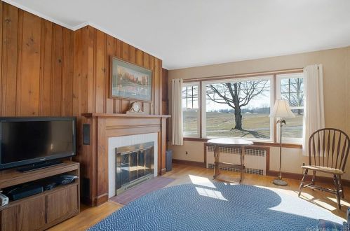 33 Maltby Ln, Northford, CT 06472-1055