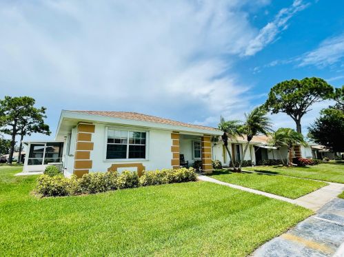 1218 Lakes End Dr, Fort Pierce, FL 34982-5200